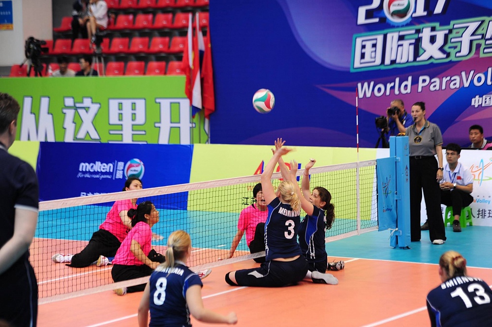 Первые международные соревнования по волейболу год. Волейбол Паралимпийские игры. Волейбол сидя Паралимпийские игры. Волейбол для инвалидов. Сидячий волейбол.