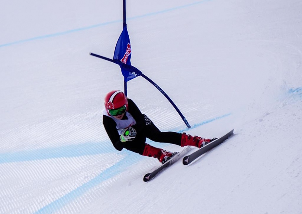 Лыжи зачет кубка россии. Параолимпийцы спуск с горы. Параолимпийцы спуск с горы первое место.