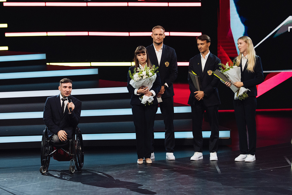 С.В. Кириенко вручил чемпионам Паралимпийских игр 2026 награду Национальной премии интернет-контента ИРИ в спецноминации «Быть человеком» С.В. Кириенко вручил чемпионам Паралимпийских игр 2026 награду Национальной премии интернет-контента ИРИ в спецноминации «Быть человеком»