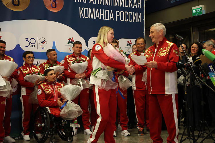 В аэропорту «Внуково» торжественно встретили паралимпийскую сборную России после XIV Паралимпийских зимних игр в Италии
