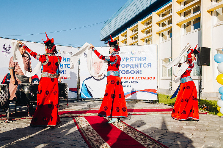 2-кратный Паралимпийский чемпион по велогонкам Михаил Асташов и бронзовый призер Паралимпийских игр по стрельбе из лука Баир Шигаев вернулись в Бурятию