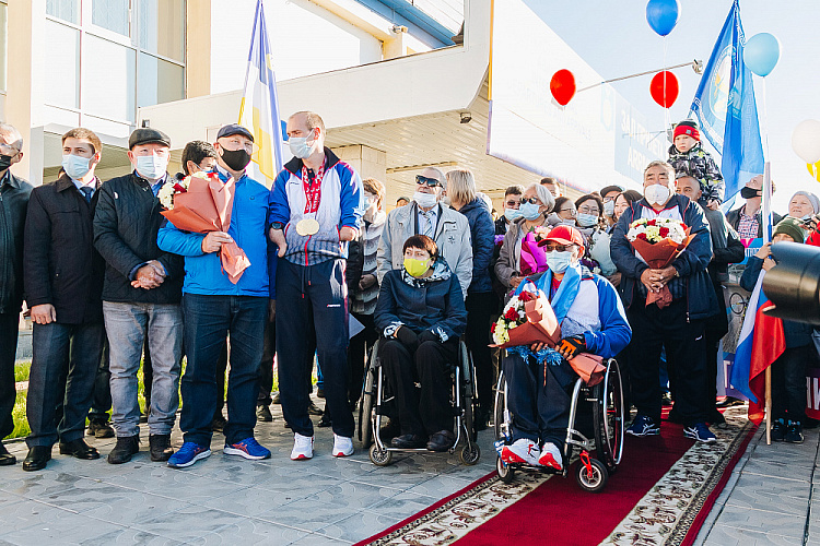 2-кратный Паралимпийский чемпион по велогонкам Михаил Асташов и бронзовый призер Паралимпийских игр по стрельбе из лука Баир Шигаев вернулись в Бурятию