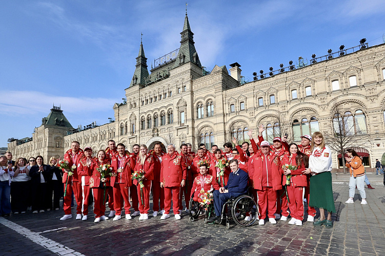 Торжественная встреча Паралимпийской команды России прошла в ГУМе на Красной площади