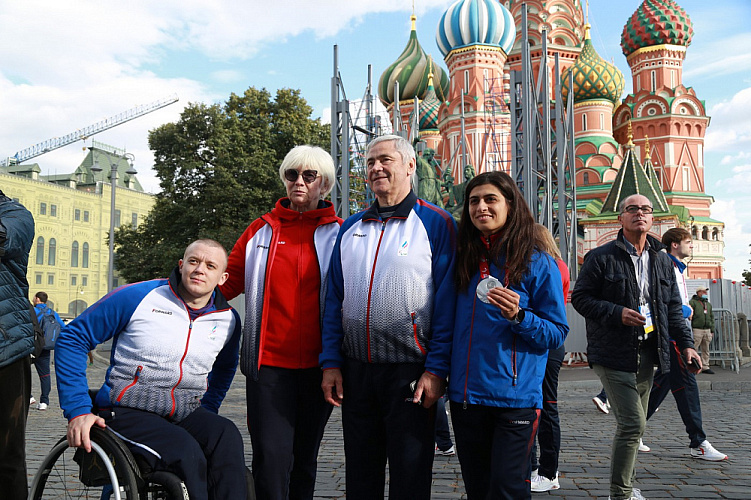 Паралимпийскую сборную России торжественно встретили на Красной площади Паралимпийскую сборную России торжественно встретили на Красной площади
