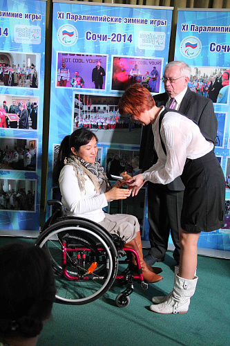 В.П. Лукин, П.А. Рожков и Е.Г. Кволек вручили сертификаты на отдых участникам XI Паралимпийских зимних игр 2014 г. в г. Сочи, которые заняли 4 место