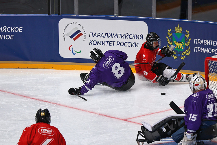 Во Владивостоке состоялось открытие Кубка по следж-хоккею среди ветеранов СВО «Герои нашего времени»