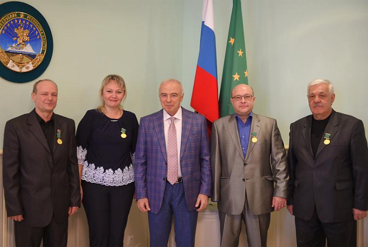 Глава Республики Адыгея А.К. Тхакушинов чествовал Заслуженного мастера спорта по пулевой стрельбе В. Пономаренко по итогам Открытых Всероссийских спортивных соревнований по видам спорта, включенным в программу Паралимпийских игр