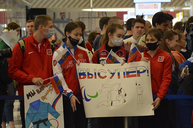 В Москву с Паралимпийских игр в Токио прибыла вторая группа спортсменов команды ПКР