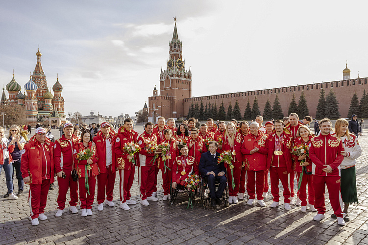 Торжественная встреча Паралимпийской команды России прошла в ГУМе на Красной площади