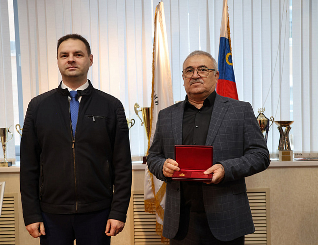 В офисе ПКР состоялось вручение Медали ордена «За заслуги перед Отечеством» I степени тренеру Р.Ю. Биярсланову, а также удостоверения и знака «Заслуженный мастер спорта» его воспитаннику А. Рамазанову по итогам выступления на XVII Паралимпийских игр
