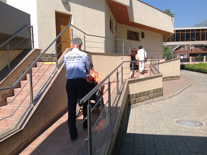 П.А. Рожков и технический менеджер по Играм IWAS Ян Боквик в г. Сочи в рамках второго дня инспекционного визита осмотрели места проведения соревнований по плаванию и размещения пловцов