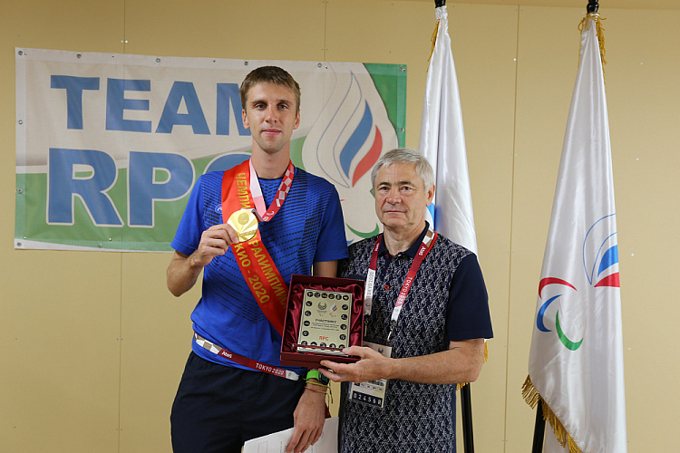 П.А. Рожков в Паралимпийской деревне вручил ленты чемпионов победителям шестого дня XVI Паралимпийских летних игр
