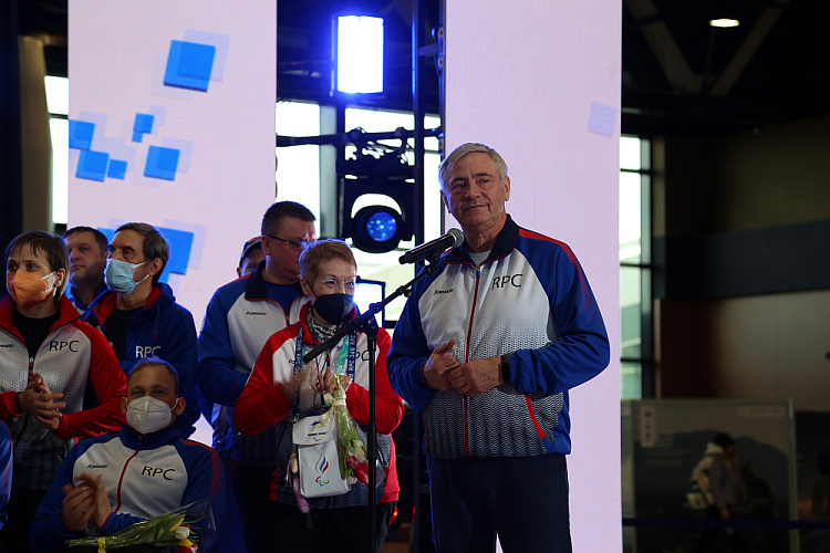 В аэропорту Шереметьево торжественно встретили Паралимпийскую сборную команду России