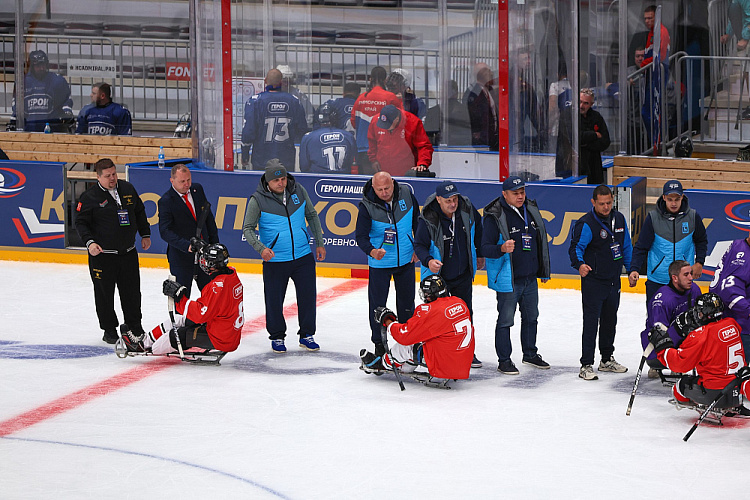 Во Владивостоке состоялось открытие Кубка по следж-хоккею среди ветеранов СВО «Герои нашего времени»
