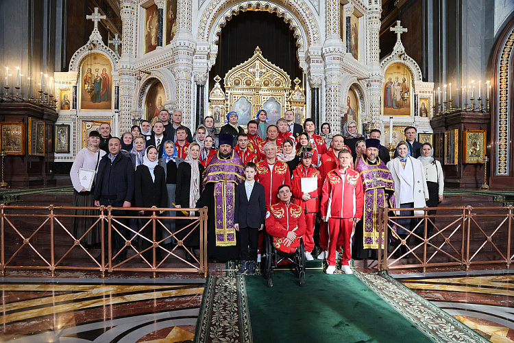 В Храме Христа Спасителя П.А. Рожков, победители и призеры зимних Паралимпийских игр и их близкие приняли участие в благодарственном молебне