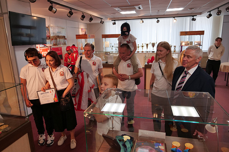 П.А. Рожков вручил призы победителям конкурса рисунков «День Великой Победы глазами детей», посвященного 80-летию Победы в Великой Отечественной войне