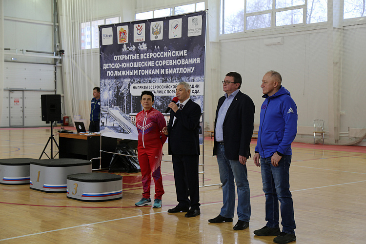 П.А. Рожков в Пересвете принял участие в церемониях открытия и награждения, а также просмотре Кубка России и Всероссийских детско-юношеских соревнований по лыжным гонкам и биатлону спорта лиц с ПОДА