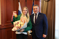 Официальный портал Иркутской области: Игорь Кобзев встретился с двукратной чемпионкой Паралимпийских игр Варварой Ворончихиной