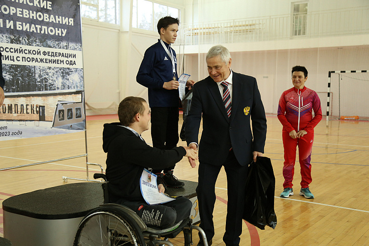 П.А. Рожков в Пересвете принял участие в церемониях открытия и награждения, а также просмотре Кубка России и Всероссийских детско-юношеских соревнований по лыжным гонкам и биатлону спорта лиц с ПОДА