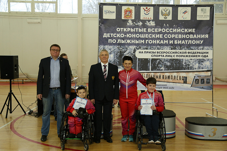 П.А. Рожков в Пересвете принял участие в церемониях открытия и награждения, а также просмотре Кубка России и Всероссийских детско-юношеских соревнований по лыжным гонкам и биатлону спорта лиц с ПОДА