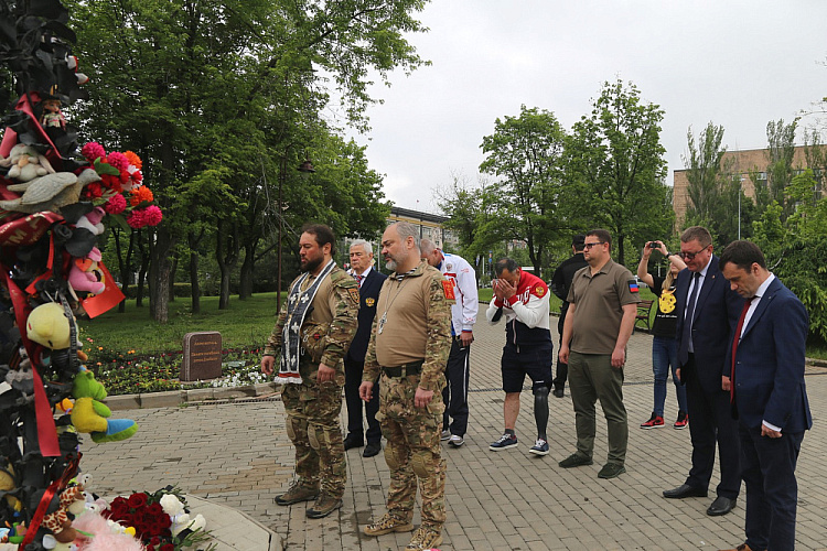 Делегация Паралимпийского комитета России возложила цветы на Аллее ангелов в Донецке