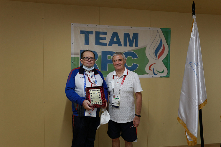 П.А. Рожков в Паралимпийской деревне вручил ленты чемпионов победителям Паралимпиады и памятные знаки ПКР «Участник XVI Паралимпийских игр»