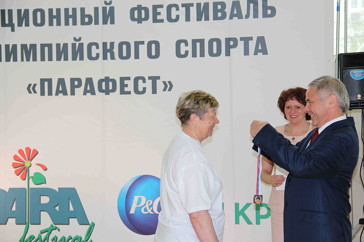 П.А. Рожков, О.В.Семенова, А.И.Алябьев наградили победителей и призеров первого соревновательного дня традиционного фестиваля паралимпийского спорта «Парафест»