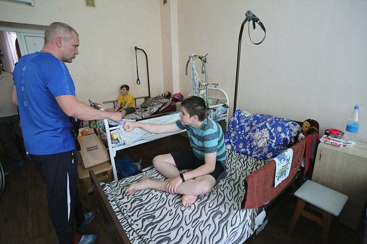 ПКР организовал встречу спортсменов-паралимпийцев с юными пациентами детского отделения Донецкого Республиканского травматологического центра