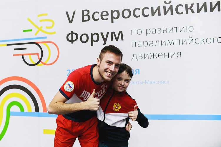  Более 80 детей-инвалидов вышли на зарядку с чемпионами Паралимпийских игр, чемпионатов мира и Европы в Ханты-Мансийске 