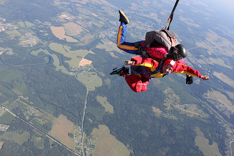 Члены Паралимпийской сборной России совершили прыжки с высоты 4000 м в тандеме с опытными инструкторами