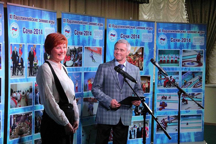 В.П. Лукин, П.А. Рожков и Е.Г. Кволек вручили сертификаты на отдых участникам XI Паралимпийских зимних игр 2014 г. в г. Сочи, которые заняли 4 место