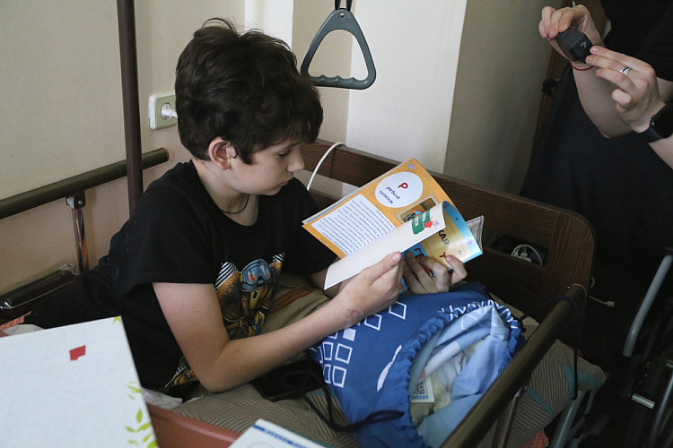 ПКР организовал встречу спортсменов-паралимпийцев с юными пациентами детского отделения Донецкого Республиканского травматологического центра