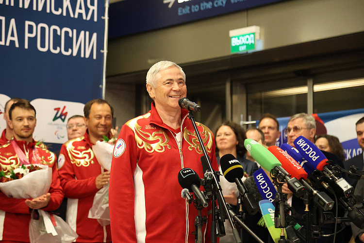 В аэропорту «Внуково» торжественно встретили паралимпийскую сборную России после XIV Паралимпийских зимних игр в Италии