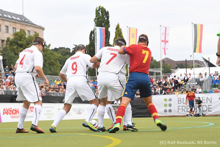 Сборная команда России в финале чемпионата Европы по мини-футболу 5х5 (класс В1, тотально-слепые) одержала победу над командой Испании