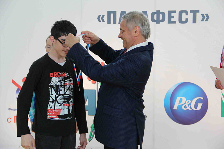 П.А. Рожков, О.В.Семенова, А.И.Алябьев наградили победителей и призеров первого соревновательного дня традиционного фестиваля паралимпийского спорта «Парафест»