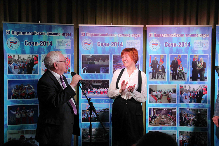 В.П. Лукин, П.А. Рожков и Е.Г. Кволек вручили сертификаты на отдых участникам XI Паралимпийских зимних игр 2014 г. в г. Сочи, которые заняли 4 место