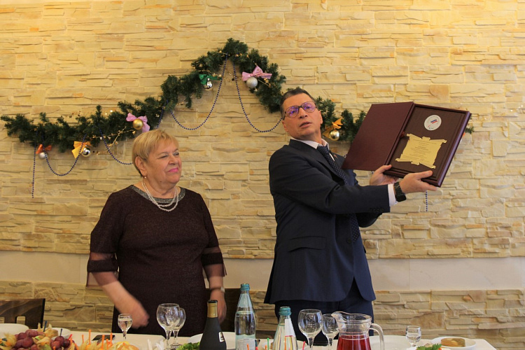 Министр физической культуры и спорта Свердловской области Л.А. Рапопорт вручил Л.М. Семенкиной почетный знак ПКР «За заслуги в развитии Паралимпийского движения в России»