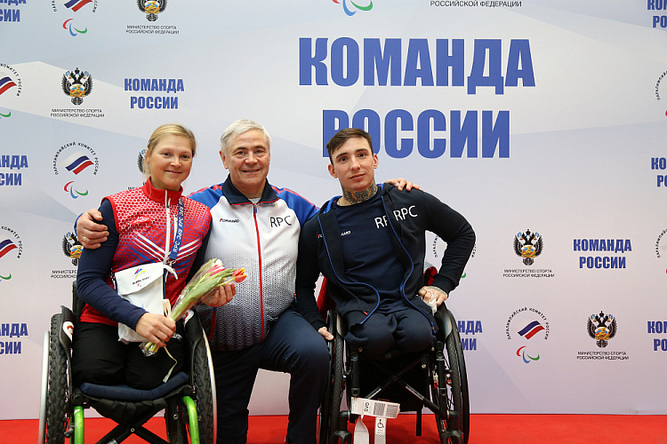 В аэропорту Шереметьево торжественно встретили Паралимпийскую сборную команду России