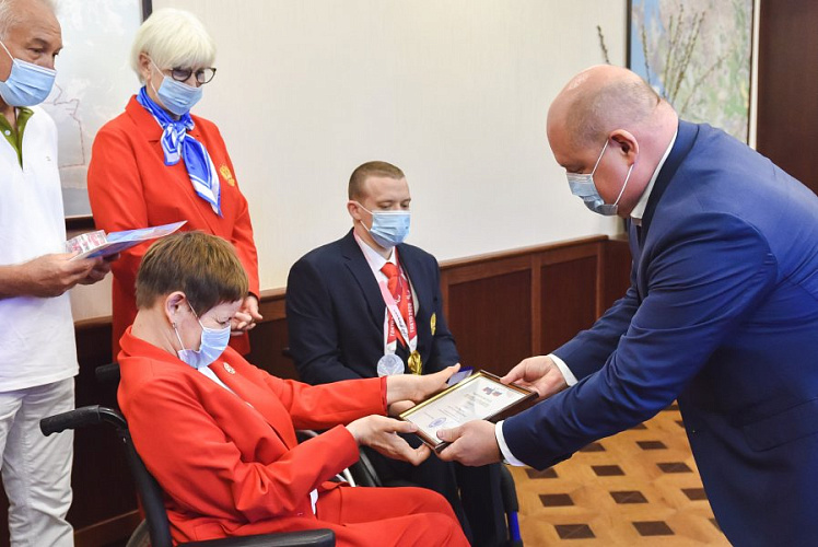 Губернатор города Севастополя Михаил Развожаев наградил участников Паралимпиады