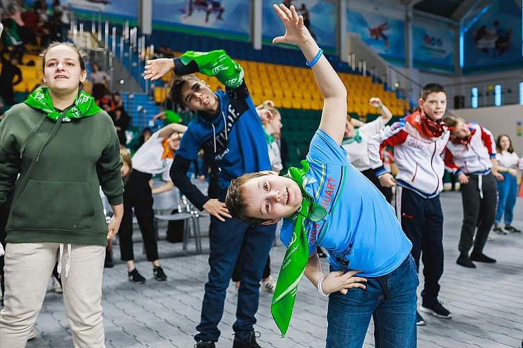  Более 80 детей-инвалидов вышли на зарядку с чемпионами Паралимпийских игр, чемпионатов мира и Европы в Ханты-Мансийске 