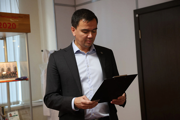 В офисе ПКР состоялось вручение Медали ордена «За заслуги перед Отечеством» I степени тренеру Р.Ю. Биярсланову, а также удостоверения и знака «Заслуженный мастер спорта» его воспитаннику А. Рамазанову по итогам выступления на XVII Паралимпийских игр