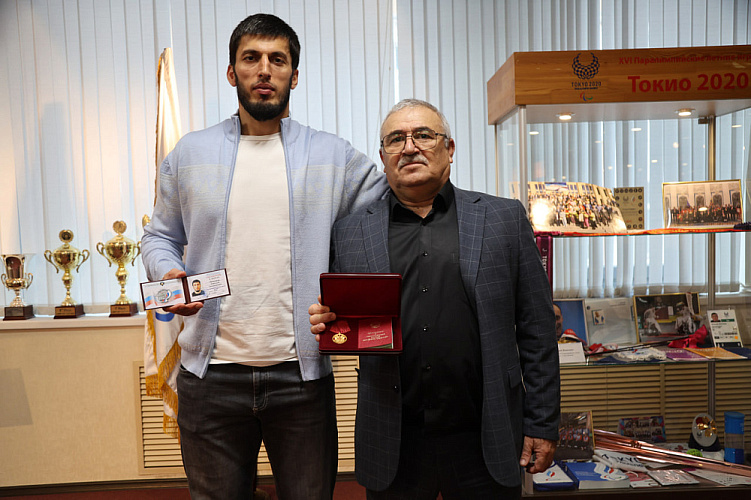 В офисе ПКР состоялось вручение Медали ордена «За заслуги перед Отечеством» I степени тренеру Р.Ю. Биярсланову, а также удостоверения и знака «Заслуженный мастер спорта» его воспитаннику А. Рамазанову по итогам выступления на XVII Паралимпийских игр