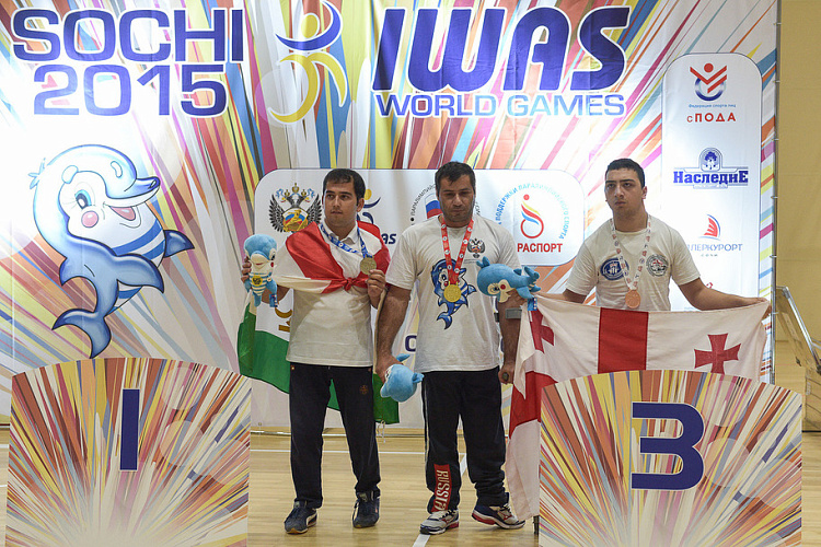 Во второй соревновательный день прошли церемонии награждения чемпионов и призеров Всемирных игр Международной спортивной федерации колясочников и ампутантов IWAS 2015 года в соревновании по легкой атлетике, плаванию, настольному теннису и армспорту