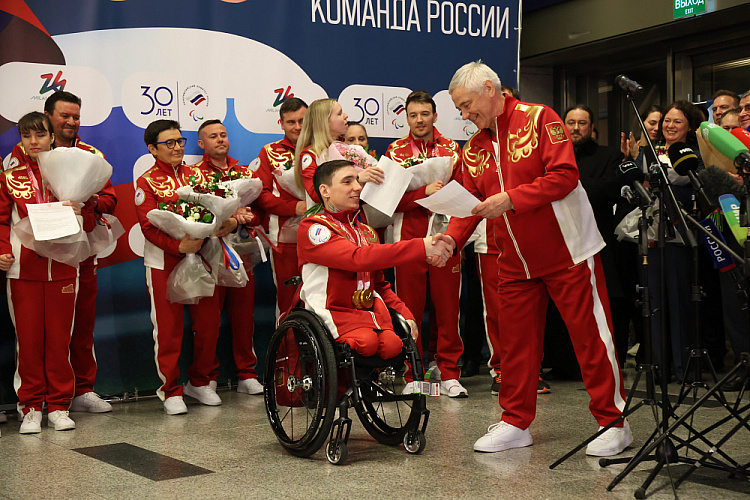 В аэропорту «Внуково» торжественно встретили паралимпийскую сборную России после XIV Паралимпийских зимних игр в Италии