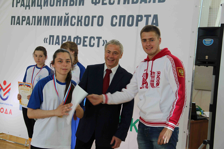 П.А. Рожков, О.В.Семенова, А.И.Алябьев наградили победителей и призеров первого соревновательного дня традиционного фестиваля паралимпийского спорта «Парафест»