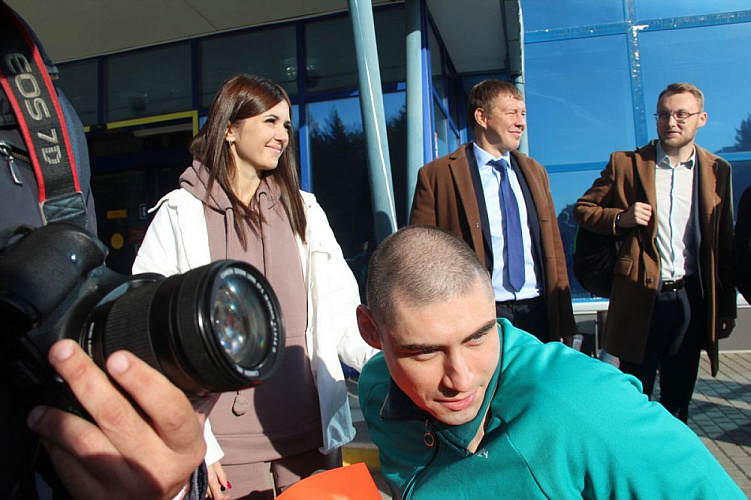 Алтайский спорт: Паралимпийцы вернулись домой. Барнаул встретил героев Парижа Алтайский спорт: Паралимпийцы вернулись домой. Барнаул встретил героев Парижа