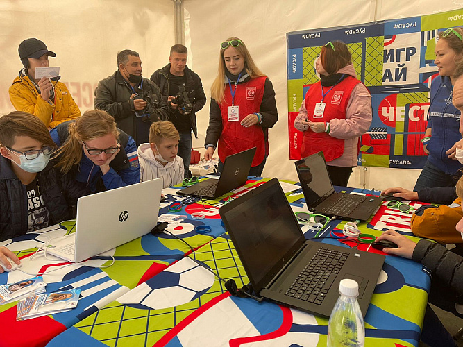 В Центральном парке культуры и отдыха г. Дзержинска чемпионы и призеры Паралимпийских игр провели мастер-классы для детей с ограниченными возможностями здоровья