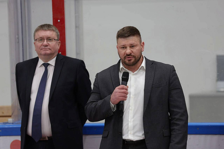 В Москве на Малой ледовой арене «ЦСКА» состоялся товарищеский матч по следж-хоккею между командами ветеранов СВО  «Мужество»  и «Звезда» 