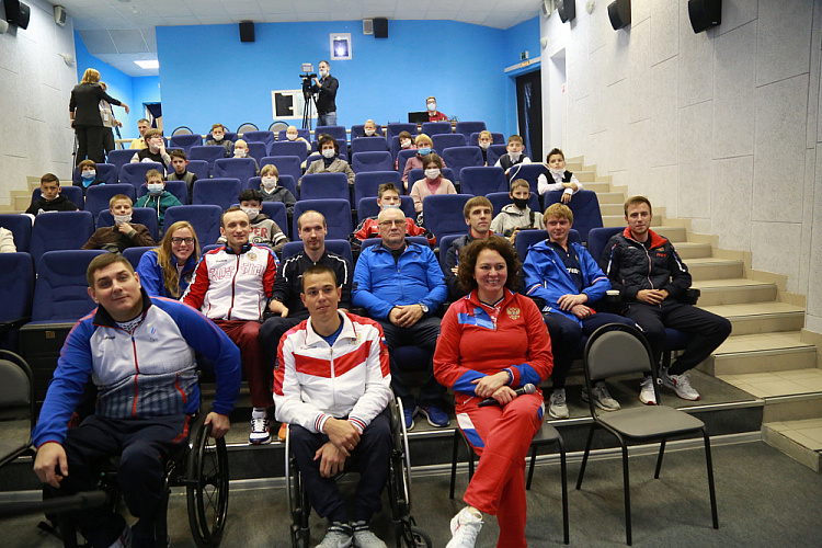 П.А. Рожков совместно с чемпионами и призерами Паралимпийских игр, в г. Дзержинске провели Паралимпийский урок для учеников Дзержинской специальной коррекционной школы