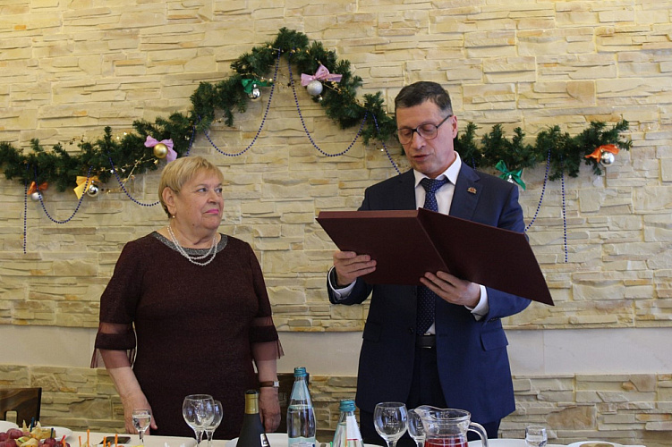 Министр физической культуры и спорта Свердловской области Л.А. Рапопорт вручил Л.М. Семенкиной почетный знак ПКР «За заслуги в развитии Паралимпийского движения в России»